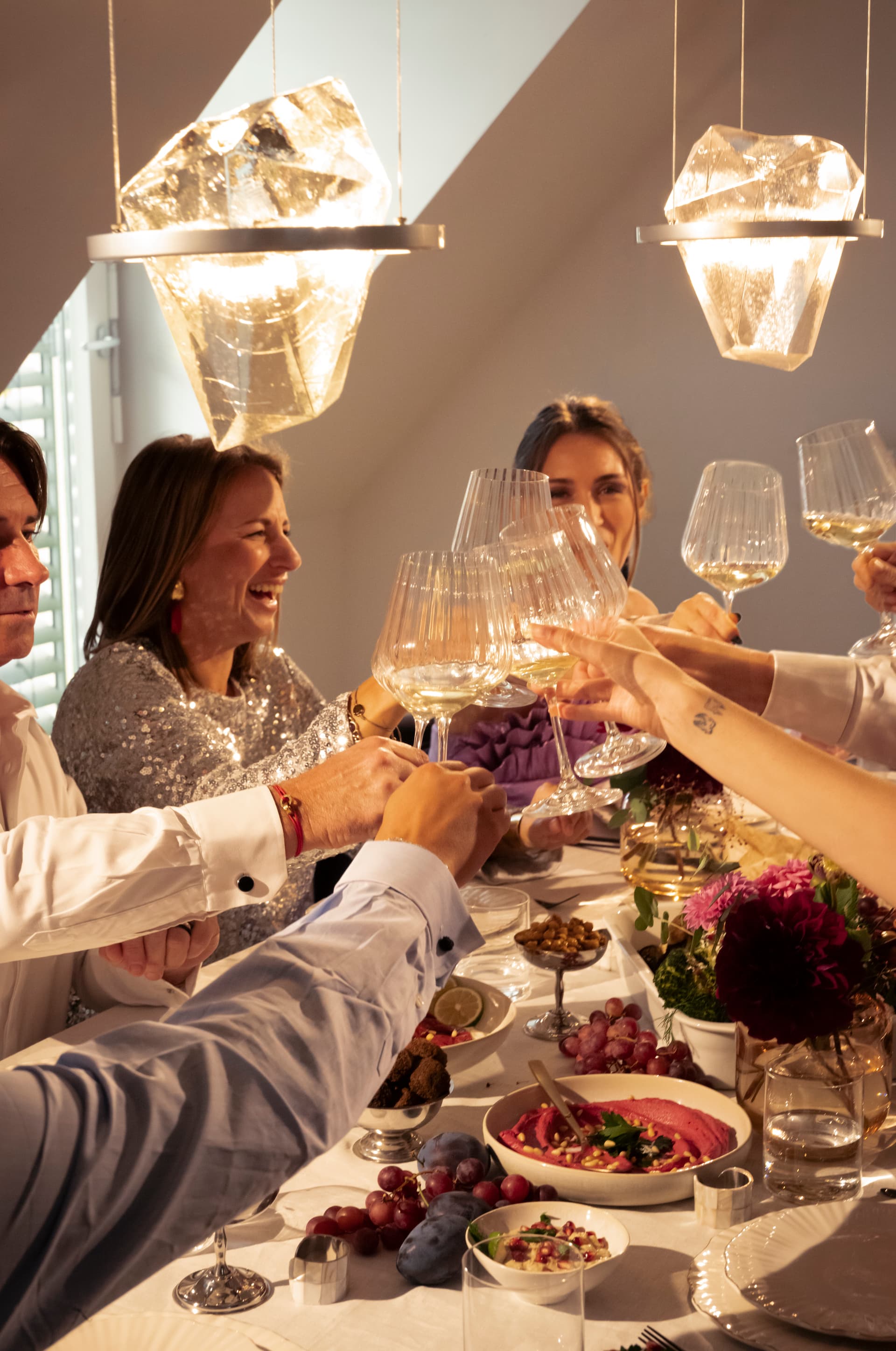 Ice Diamond collection – Inside, an LED strip illuminates the crystalline glass, creating a captivating interplay of light and shadow.