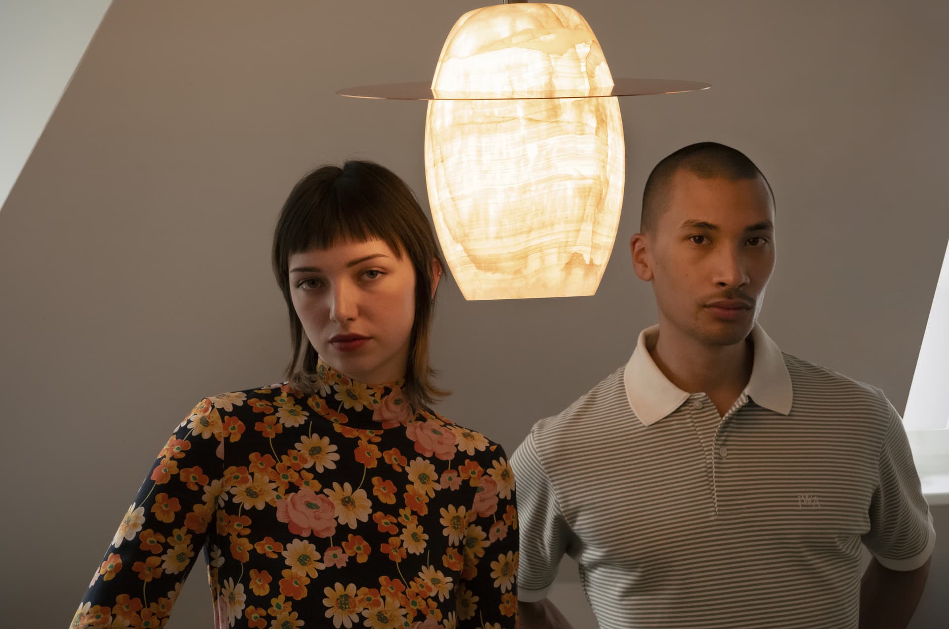 Ice Diamond collection – A simple yet stylish metal ring encircles the glass structure, adding a touch of contemporary simplicity